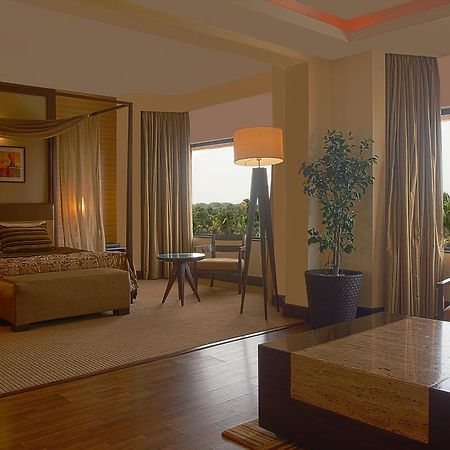 The Retreat Hotel & Convention Centre Mumbai  Buitenkant foto
