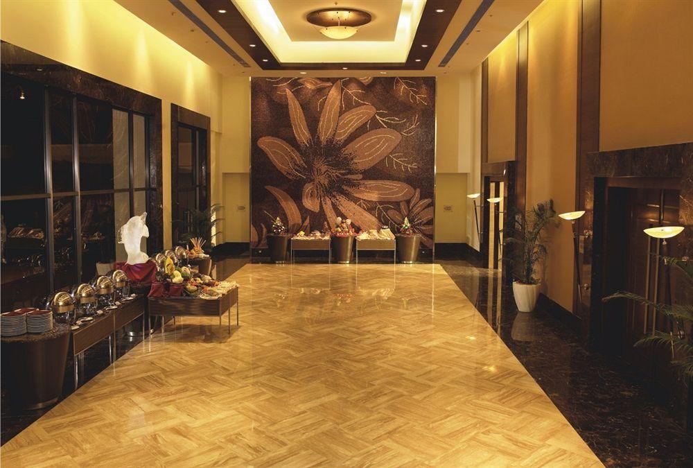 The Retreat Hotel & Convention Centre Mumbai  Buitenkant foto