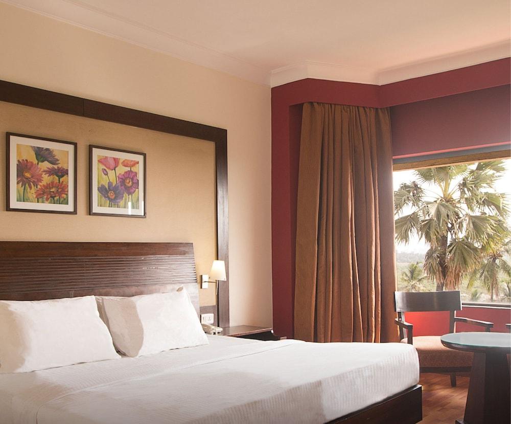 The Retreat Hotel & Convention Centre Mumbai  Buitenkant foto