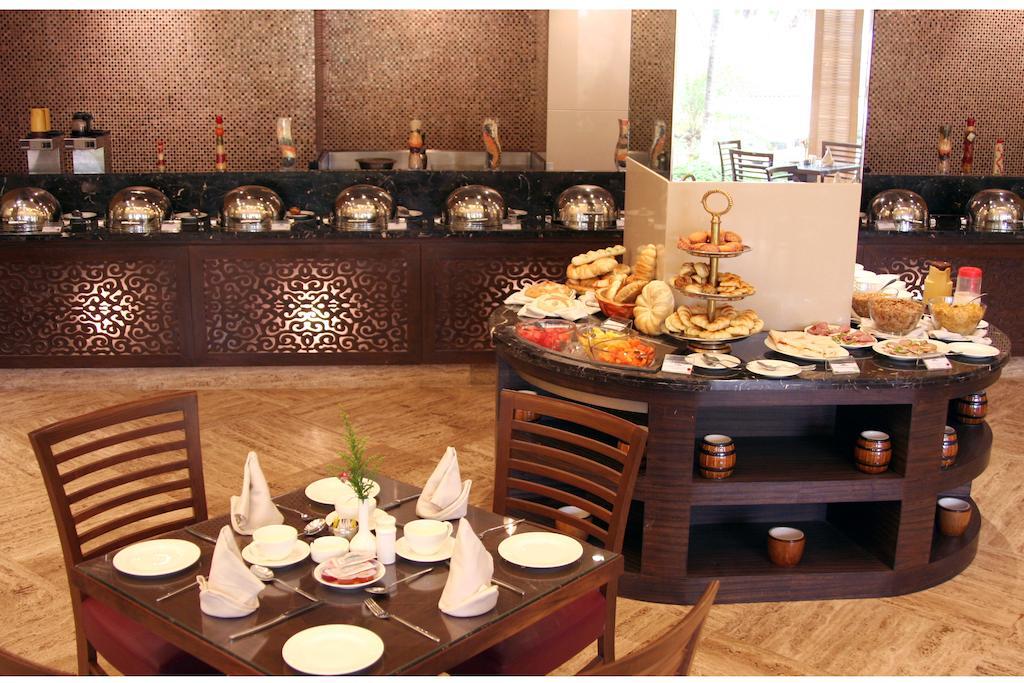 The Retreat Hotel & Convention Centre Mumbai  Buitenkant foto