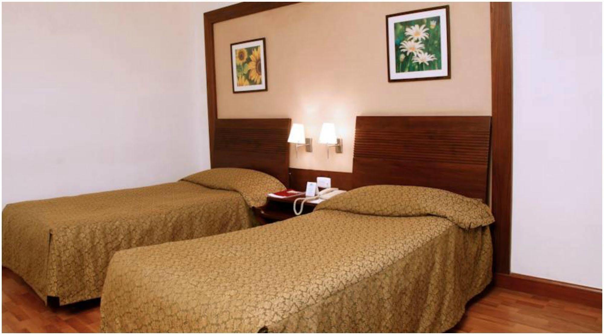 The Retreat Hotel & Convention Centre Mumbai  Buitenkant foto
