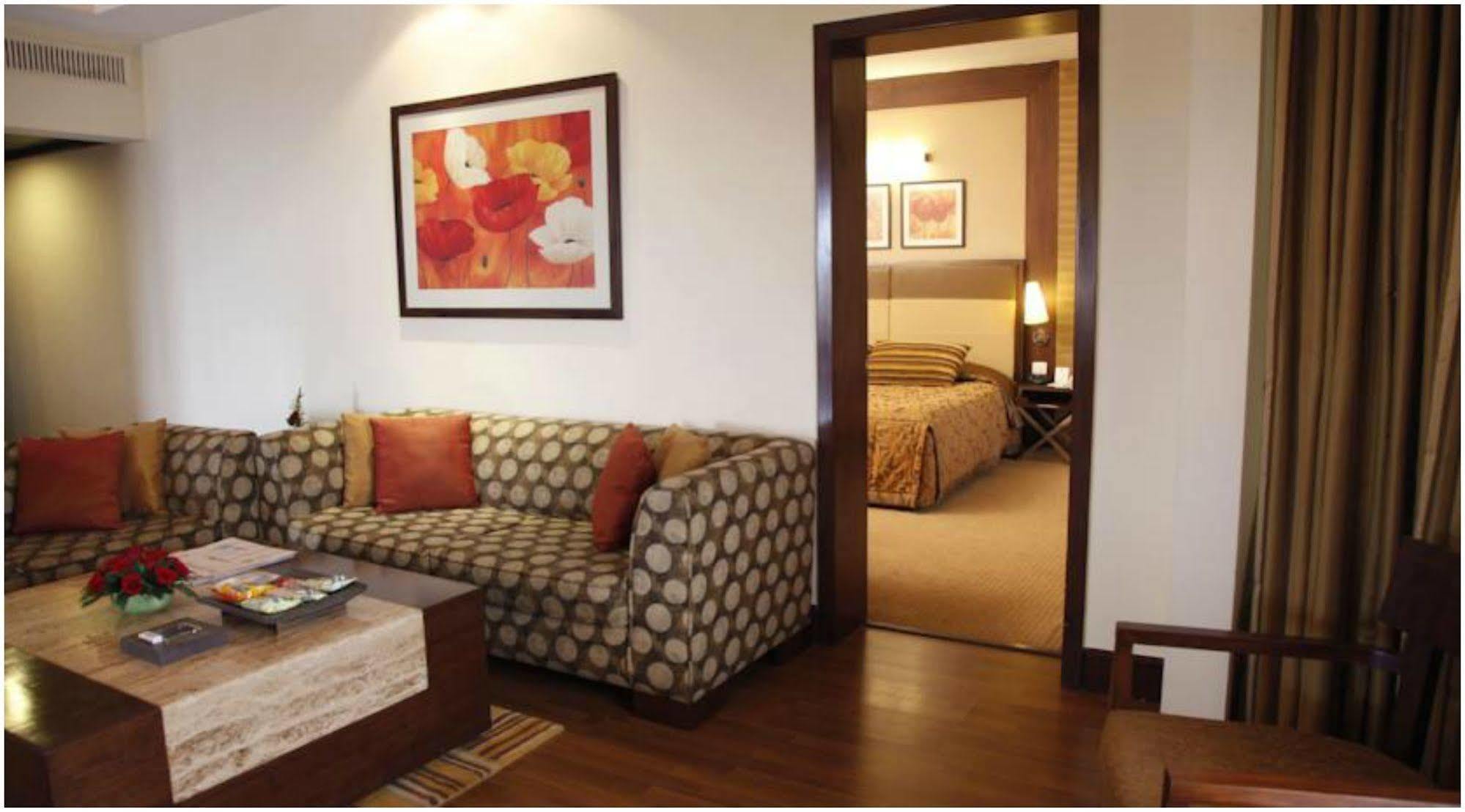 The Retreat Hotel & Convention Centre Mumbai  Buitenkant foto
