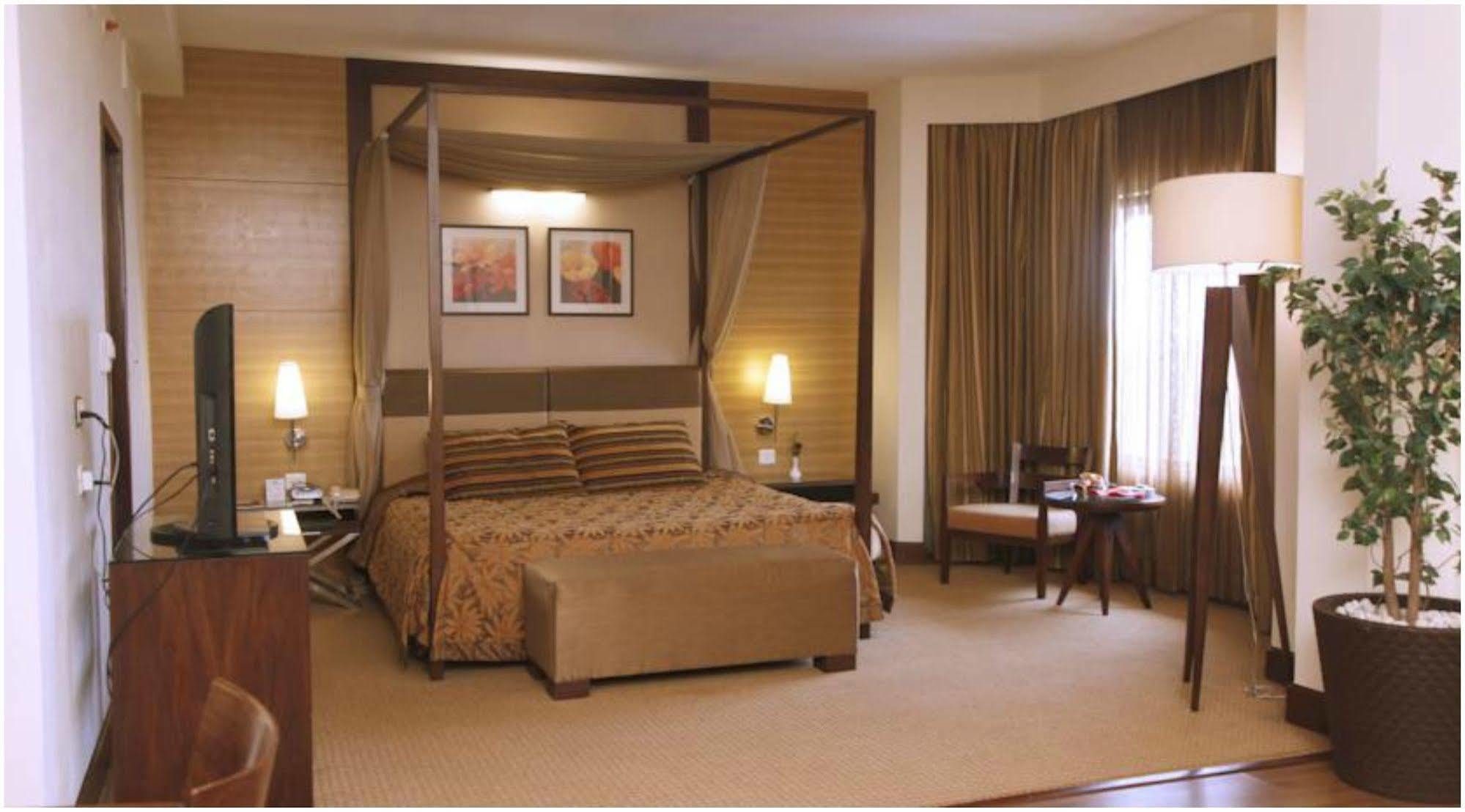The Retreat Hotel & Convention Centre Mumbai  Buitenkant foto