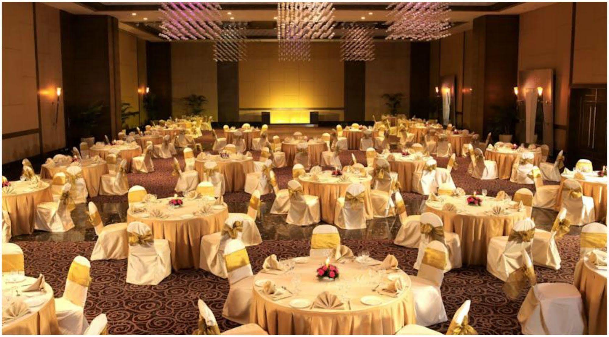 The Retreat Hotel & Convention Centre Mumbai  Buitenkant foto