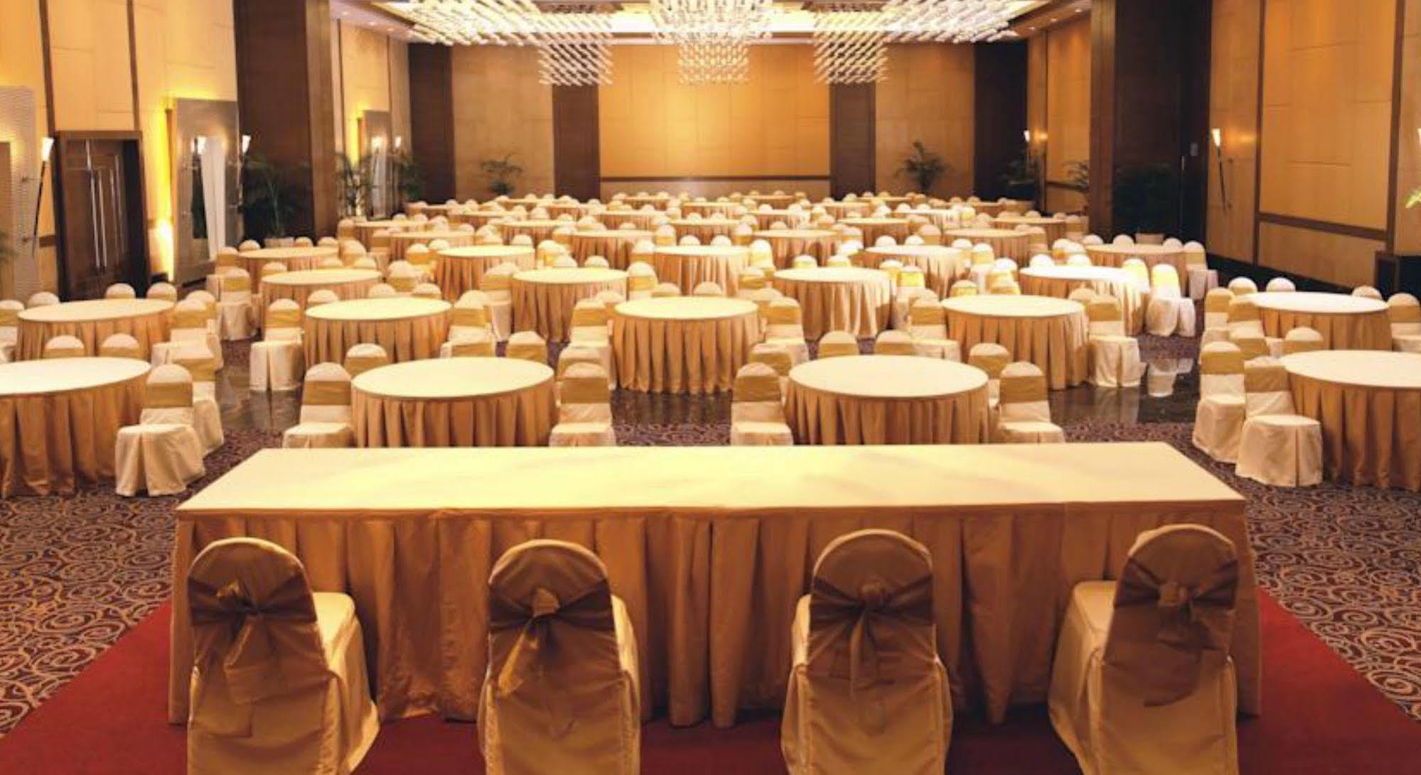 The Retreat Hotel & Convention Centre Mumbai  Buitenkant foto