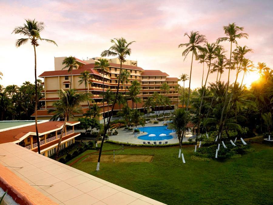 The Retreat Hotel & Convention Centre Mumbai  Buitenkant foto