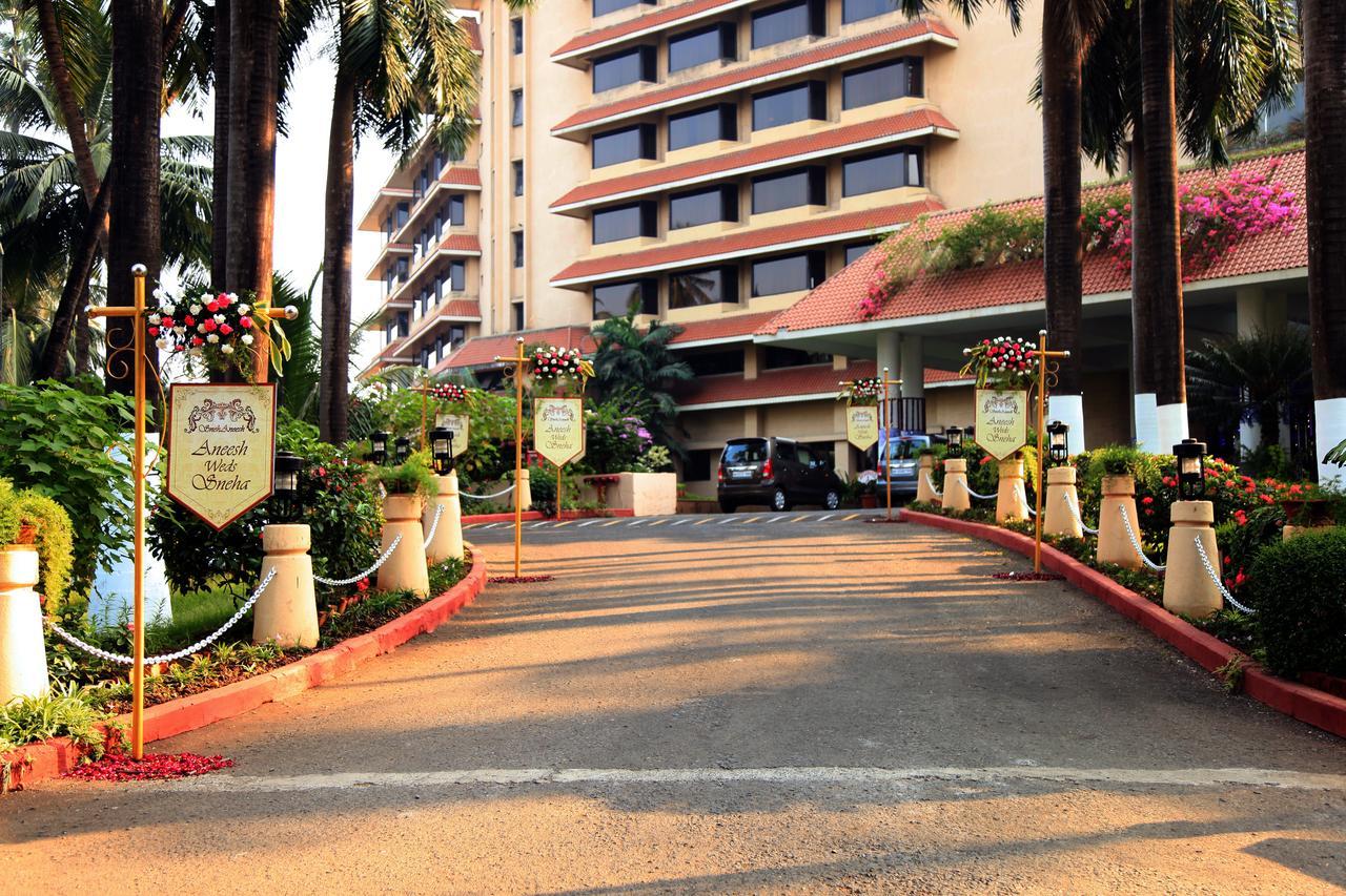 The Retreat Hotel & Convention Centre Mumbai  Buitenkant foto