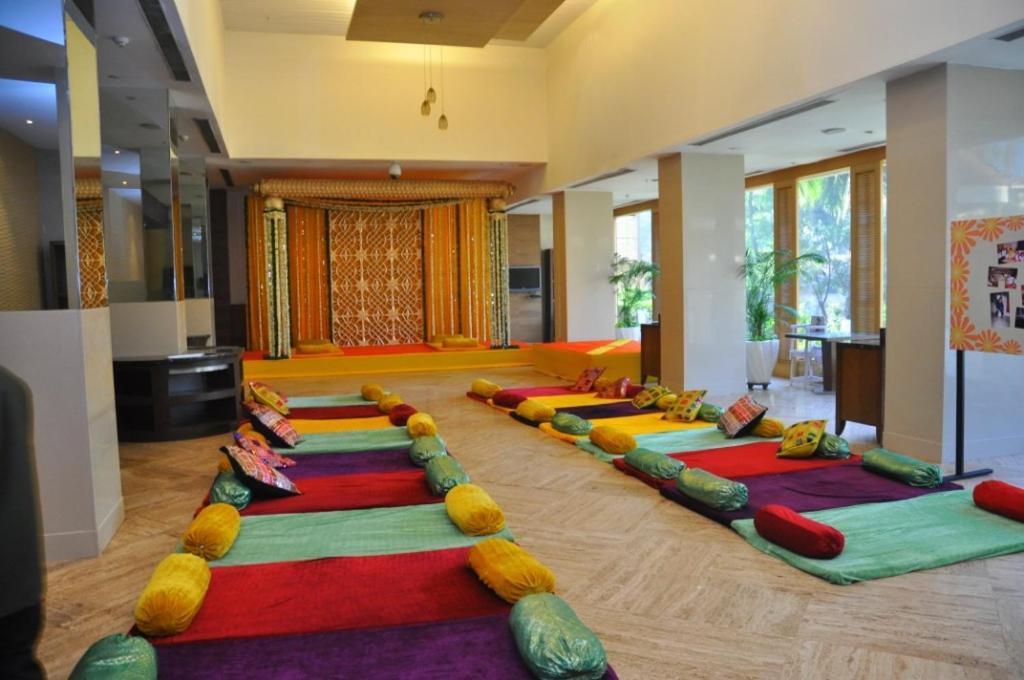 The Retreat Hotel & Convention Centre Mumbai  Buitenkant foto
