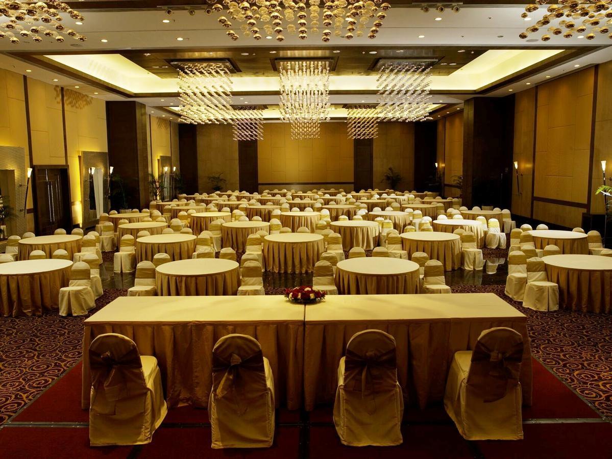 The Retreat Hotel & Convention Centre Mumbai  Buitenkant foto