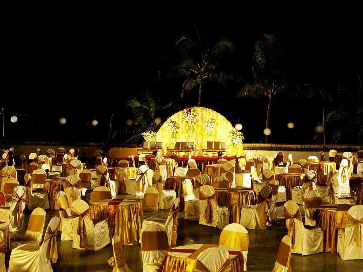 The Retreat Hotel & Convention Centre Mumbai  Buitenkant foto